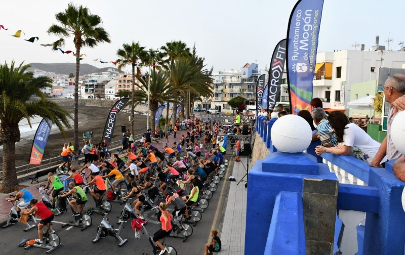 Mog�n ofrece clases de spinning, zumba, aguagym y yoga al aire libre en Arguinegu�n