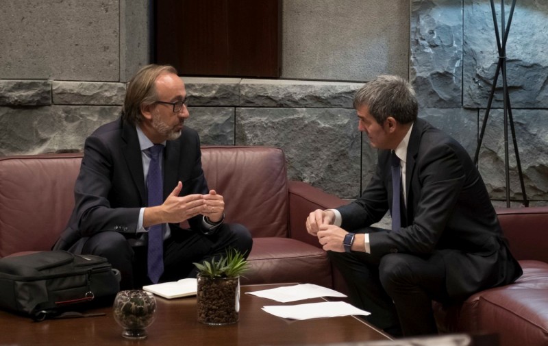 Clavijo contacta con las compa��as a�reas para la aplicaci�n del 75 % de descuento 