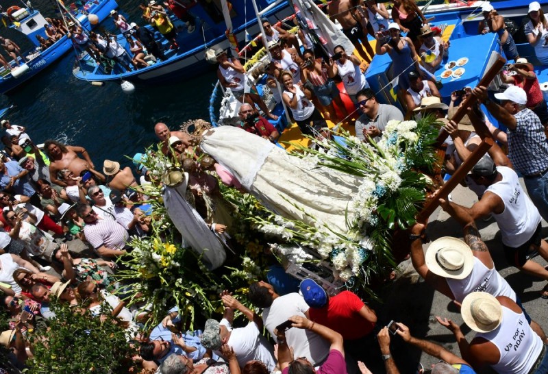 La Virgen del Carmen de Arguinegu�n acude al encuentro en Playa de Mog�n
