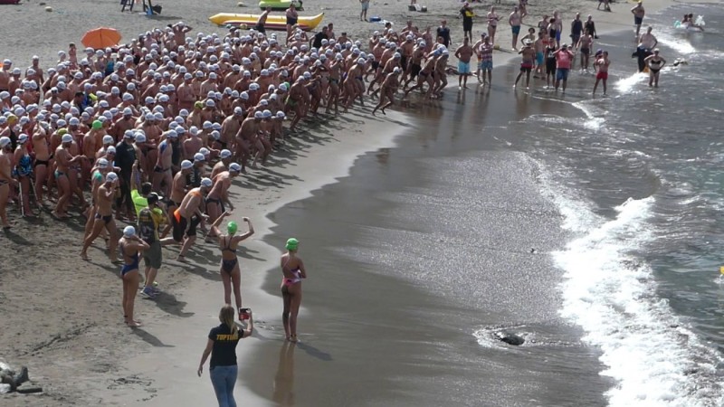 Carmelo Santana y Judit Padr�n, ganadores de la XII Traves�a a Nado  Playa de Mog�n  