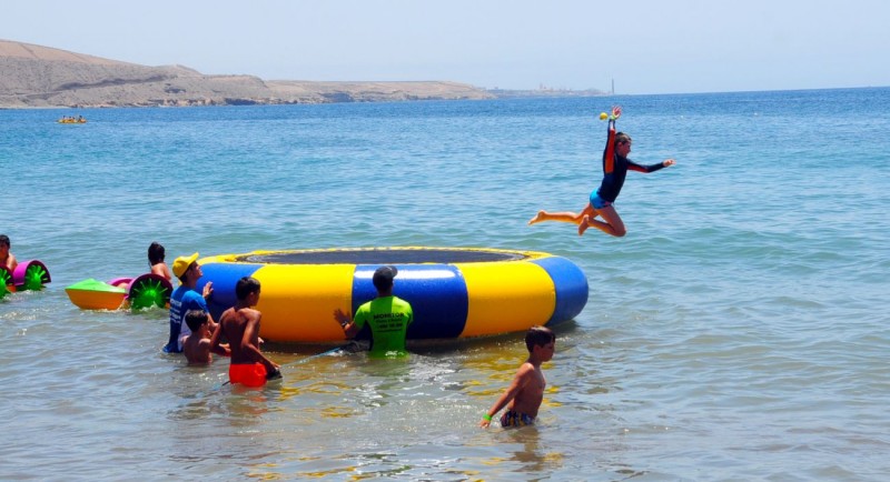 Cultura celebra una fiesta acu�tica en la playa de El Pajar 