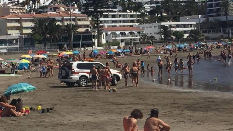 Tres cr�as de Marrajo obligan a izar la bandera roja en Las Burras