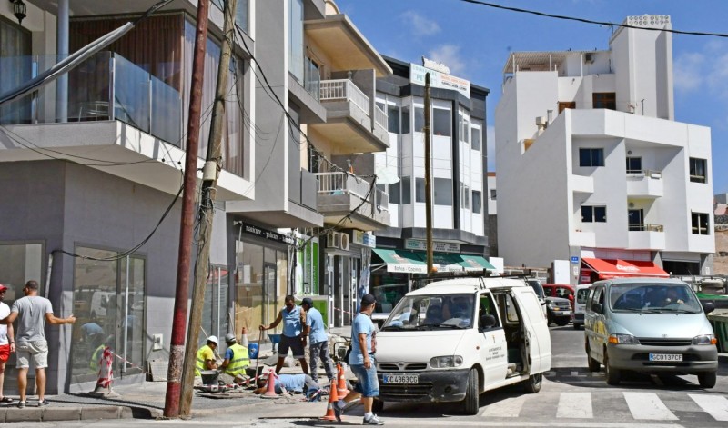 Comienzan las obras de soterramiento del cableado a�reo en Arguinegu�n