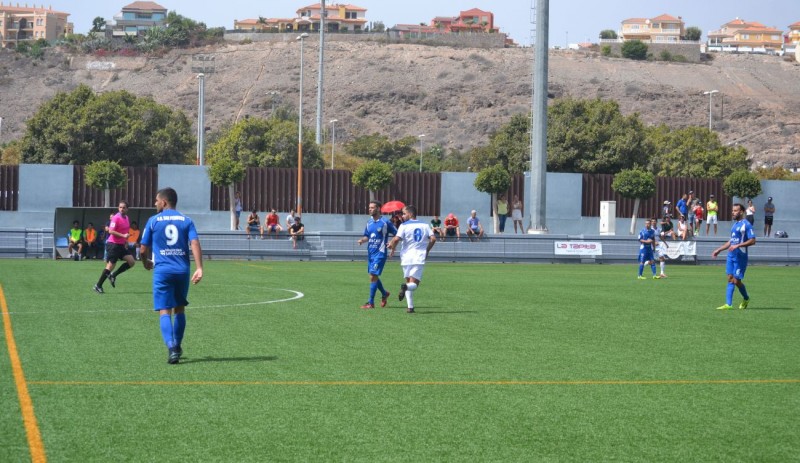 El San Fernando se estrena con derrota en el descuento frente al Tenisca