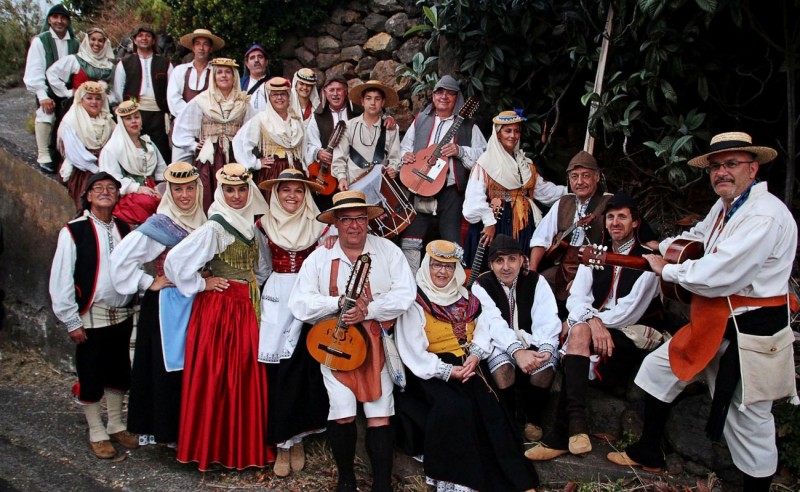 El folclore y el baile tradicional de toda Canarias se cita en Teror