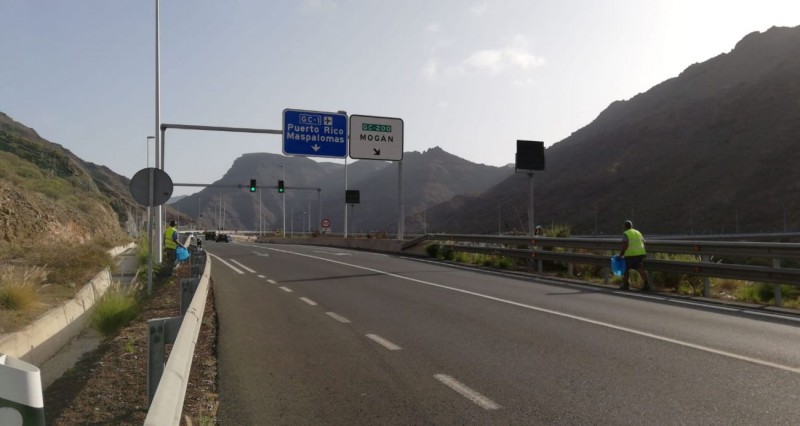 Mog�n limpia las cunetas del municipio 