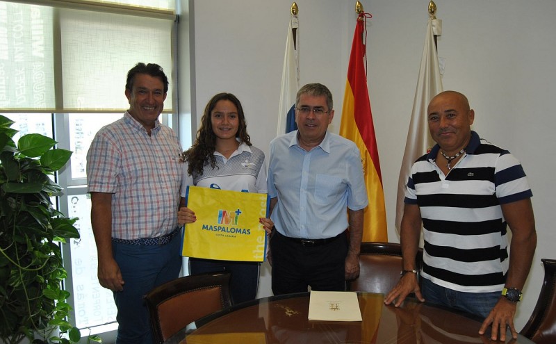 Cristina Erdocia comparte sus t�tulos en voleibol y voley playa con el alcalde de San Bartolom� de Tirajana 