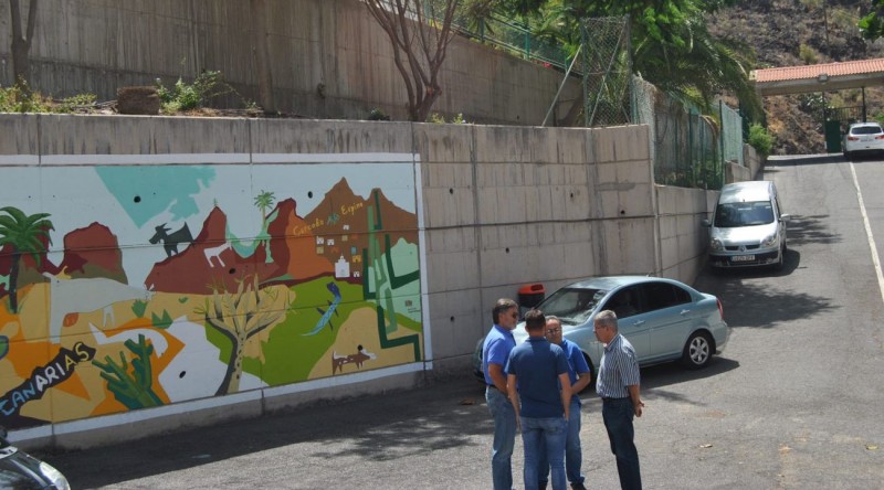 El Ayuntamiento invierte 170.800 euros en reforzar el muro  del Colegio de Cercados de Espino 