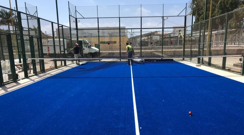 El Ayuntamiento renueva las canchas de p�del de  Playa de Mog�n 
