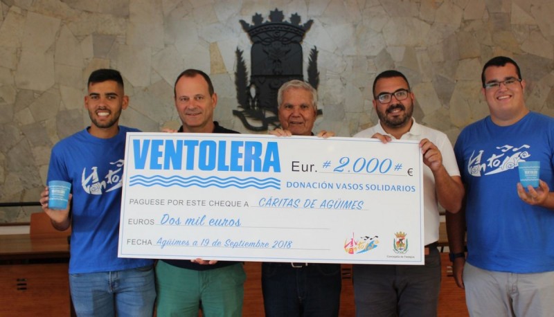 Ag�imes entrega 2.000 euros a Caritas
