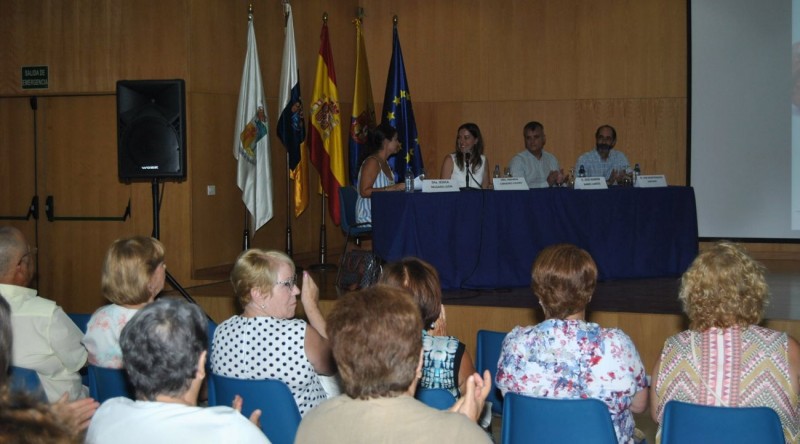 Maspalomas informa a familiares de enfermos de  Alzheimer sobre �actuar o acompa�ar� 