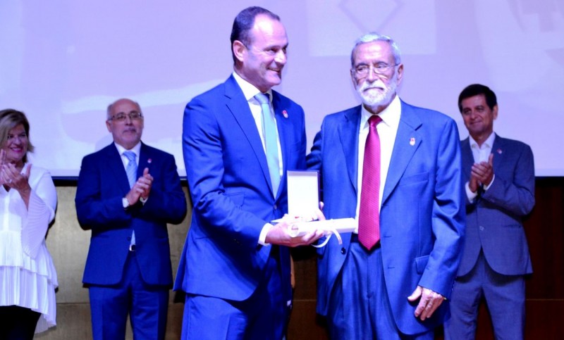 Ag�imes recibe la Medalla de oro de Cruz Roja en Canarias 