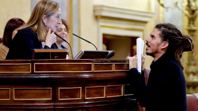 Podemos insta al Gobierno a no demorar una tarifa m�xima en los vuelos a Canarias