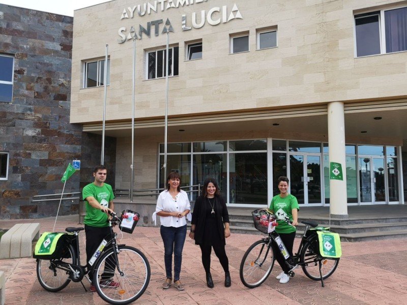 Dos monitores en �Bicican` realizan una campa�a para el paseo responsable de mascotas en Santa Luc�a