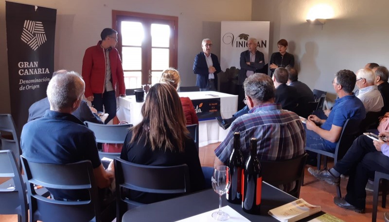 El Cabildo re�ne a bodegueros y jefes de compra de Spar para aumentar la oferta de vinos de Gran Canaria 