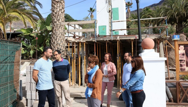 El Ayuntamiento de Mog�n instala ba�os p�blicos en la plaza de Veneguera