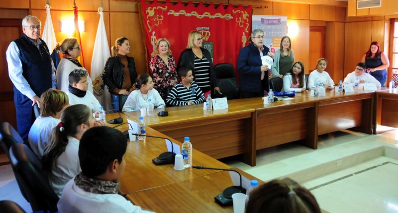Escolares de Tirajana exponen al alcalde un dec�logo para un buen trato durante la celebraci�n del Pleno infantil en Tunte