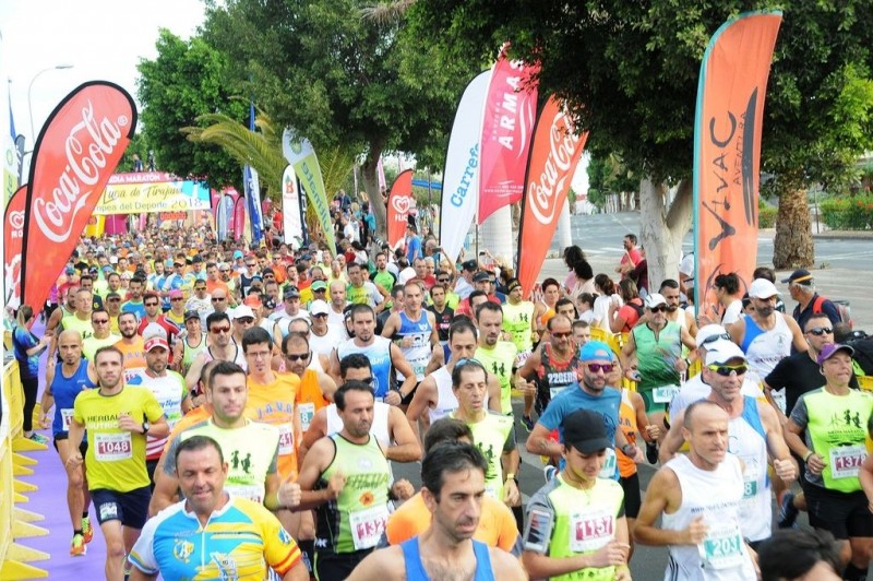 Una Caminata y la Fiesta de la Fruta abren en Santa Luc�a tres d�as de deporte y ocio con la XII Media Marat�n