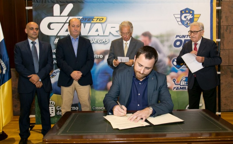 Gobierno y Federaci�n de F�tbol impulsan un programa de valores en el deporte