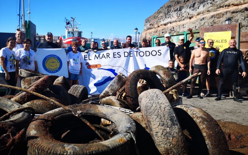 Un centenar de voluntarios contribuyen a limpiar el fondo marino del Puerto de Mog�n