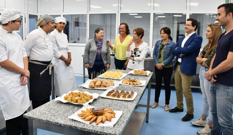 El director general de Formaci�n Profesional del Gobierno de Canarias visita los ciclos de Mog�n