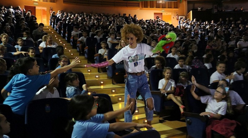 Mil escolares de Santa Luc�a disfrutan en el V�ctor Jara de un musical contra el abandono animal 