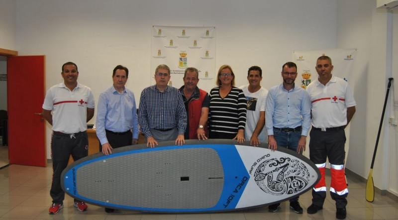 San Bartolom� de Tirajana recibe una tabla de paddle surf y la da a Cruz Roja para rescates en la playa 
