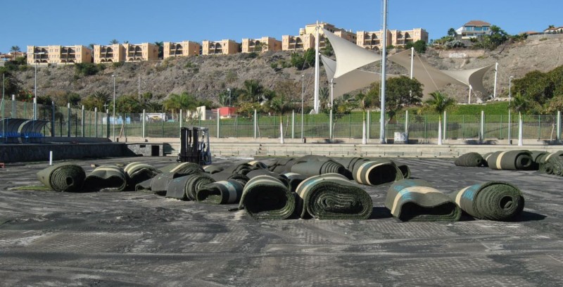 Maspalomas cambia el c�sped a dos campos de la Ciudad Deportiva 