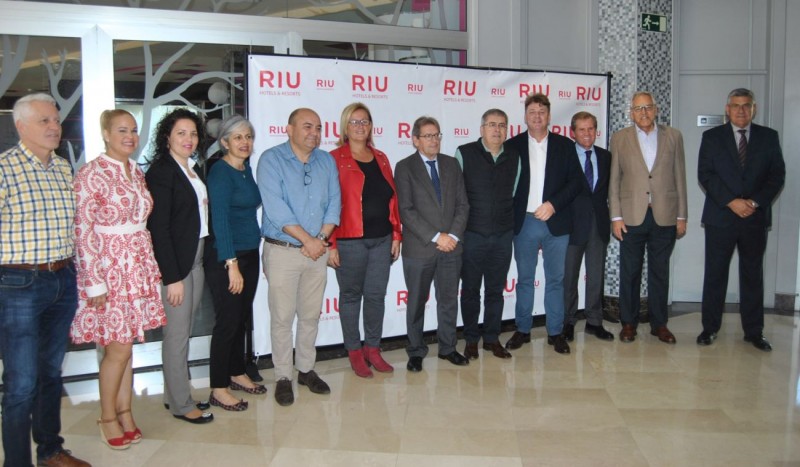 El hotel Riu Don Miguel inaugura un mercadillo navide�o solidario en favor de la Asociaci�n Peque�o Valiente 