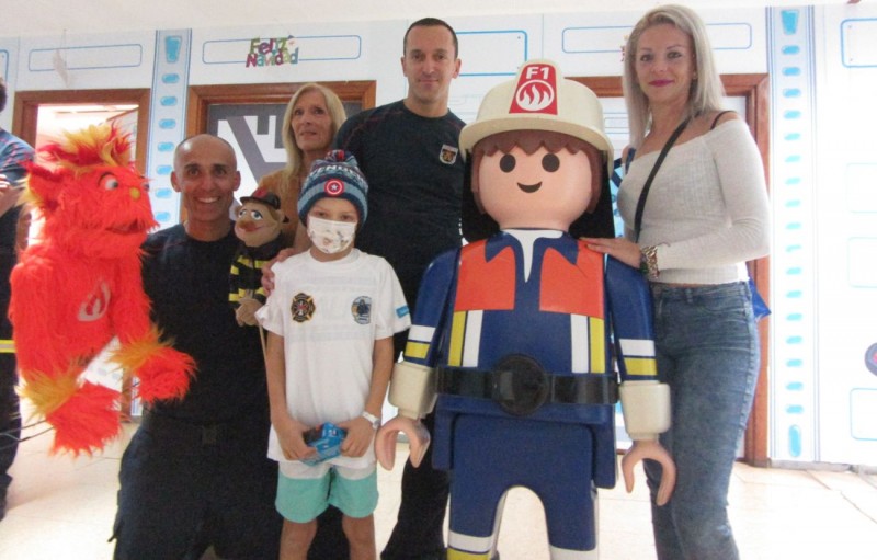 Bomberos de San Bartolom� de Tirajana llevan alegr�a a ni�os del Materno Infantil