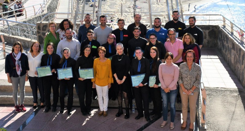 Trece j�venes de Mog�n finalizan su formaci�n en servicios de bar y cafeter�a 