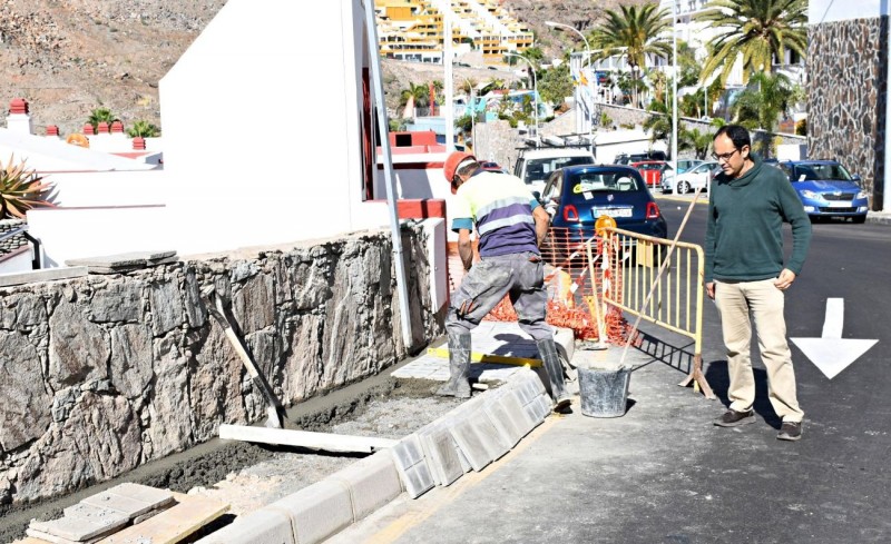 Mog�n sustituye el pavimento de la acera de la calle Pa��o en Playa del Cura