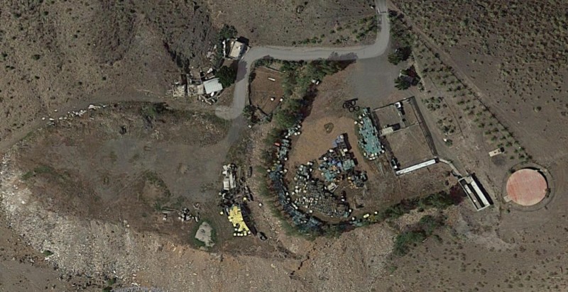 El Ayuntamiento de Santa Luc�a oculta una fosa con cientos de perros sacrificados a palos