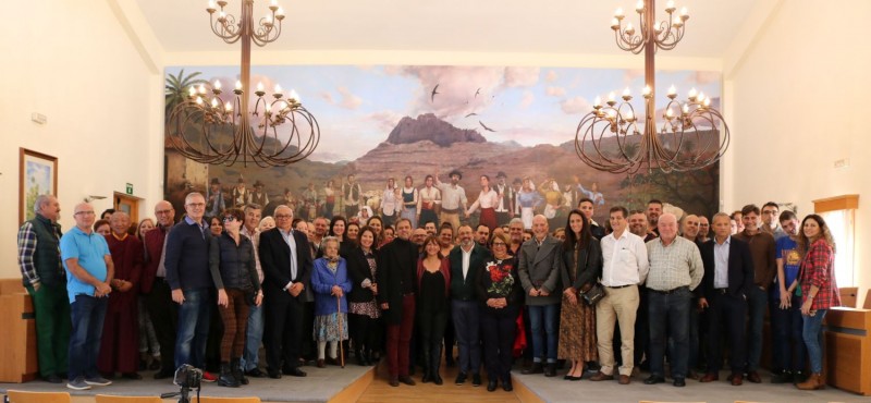 Un mural que representa la gente, el paisaje y las tradiciones de Santa Luc�a preside las Casas Consistoriales 