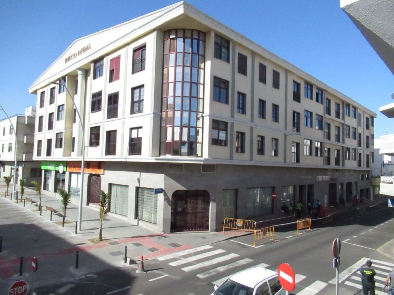 Desalojado en Vecindario un edificio de 43 viviendas y 6 locales comerciales por grietas en varias columnas