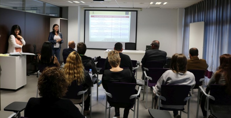 Santa Lucia entrega el certificado a 52 personas del plan para emprendedores y emprendedoras 