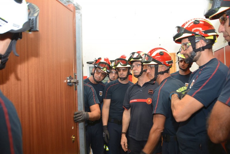 Los Bomberos de Maspalomas ampl�an sus conocimientos en apertura de cerramientos 