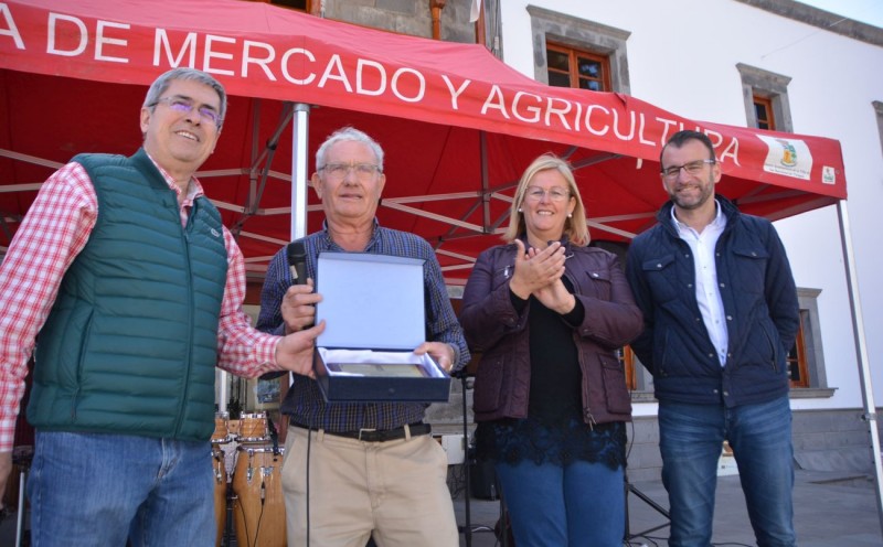 El Almendro en Flor llena de algarab�a las calles de Tunte 