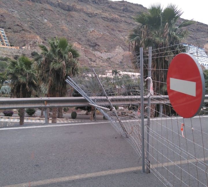 El Cabildo construye un muro en el tramo cerrado de la carretera de Taurito a Mog�n 