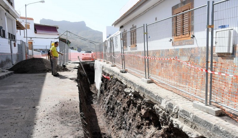 Mog�n pone en marcha las obras de reparaci�n de la red saneamiento en la calle La Cardonera de Veneguera