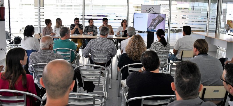 El Ayuntamiento da a conocer a vecinos y empresarios el Plan de Modernizaci�n de Playa de Mog�n