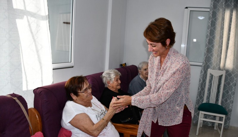 Cuatro mayores reciben las llaves de su vivienda tutelada en Arguinegu�n