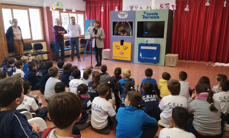 La obra  de teatro infantil `Titerecicla� sensibiliza a 2.000 escolares del Sureste sobre la importancia de reciclar y separar residuos