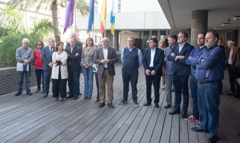El Cabildo guarda un minuto de silencio en repulsa a todo tipo de terrorismo y violencia