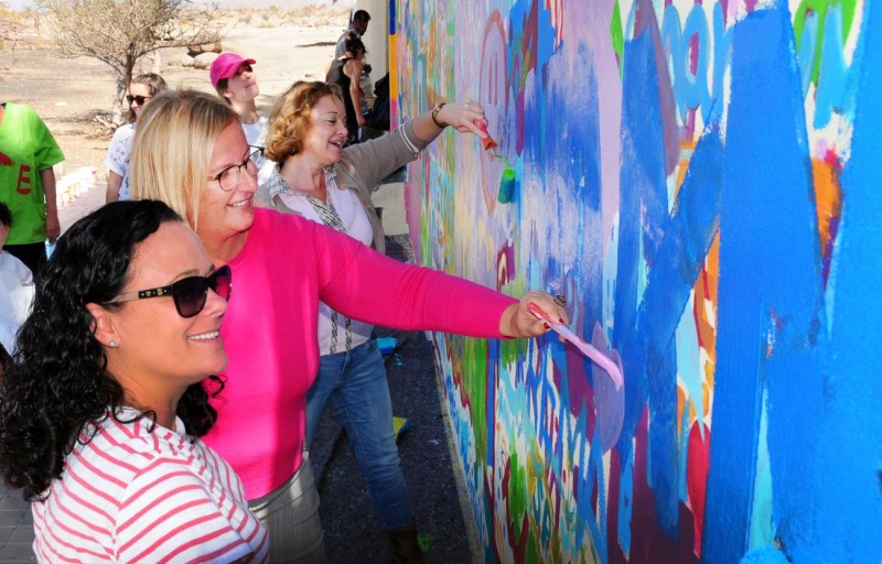 Rosana canta sin miedo en la fachada del IES El Tablero