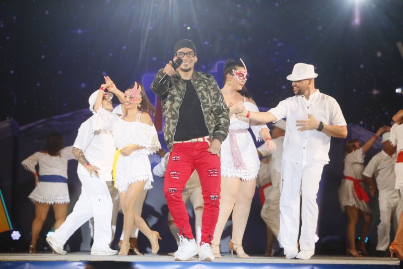 Los bailes latinos de m�s de 200 bailarines llenan de fuerza gravitatoria Maspamoon