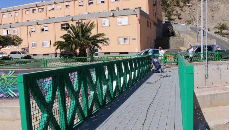 Mog�n instala una nueva pasarela peatonal en El Timonel