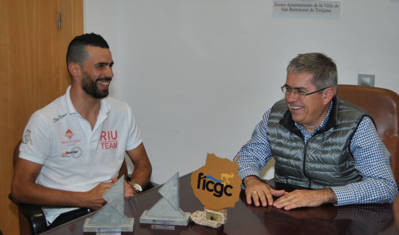 El alcalde de San Bartolom� de Tirajana recibe al ciclista Blas Rivero, campe�n insular en tres modalidades