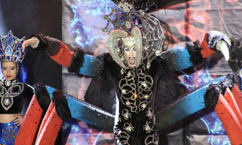 Mog�n derrocha purpurina y pluma en la Gala Drag Queen