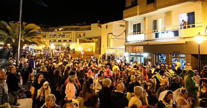 El Carnaval Costa Mog�n vive con la Cabalgata su noche m�s multitudinaria